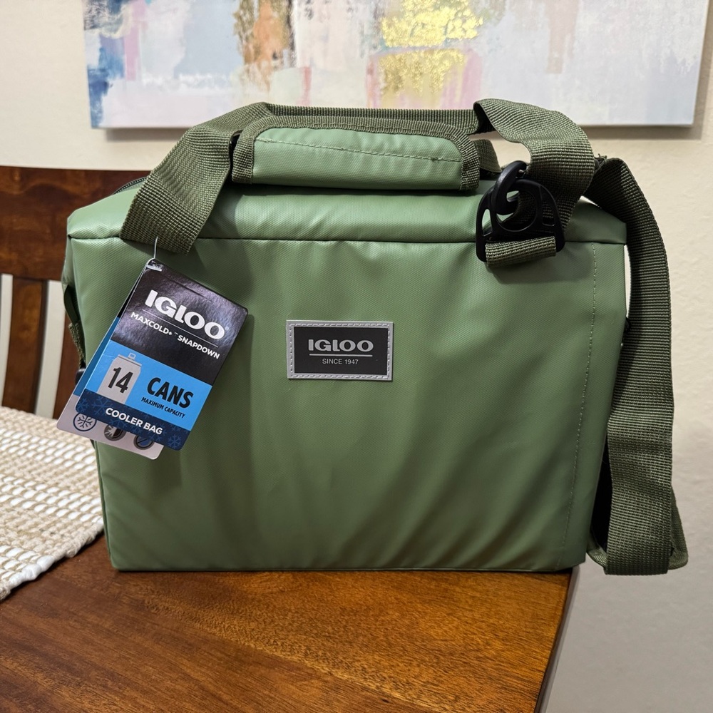 Igloo Green Nylon Bags with Modern Design